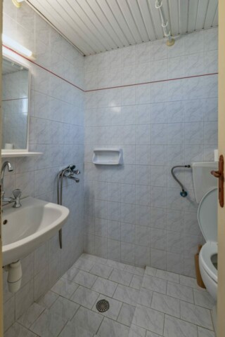 Toilet of room 4 of Kamilari apartments